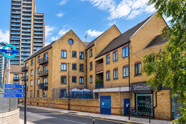 Flat 21, Peninsula Court, London photo 3