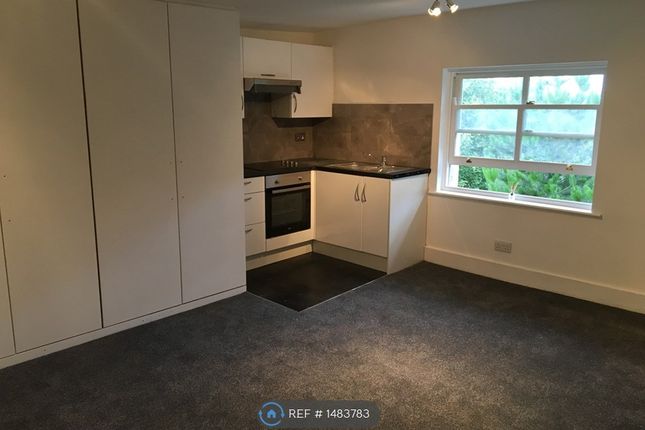 Flat, Victoria Way, London photo 2