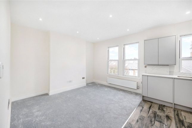 Top Floor Flat, 7, Davisville Road, London photo 2