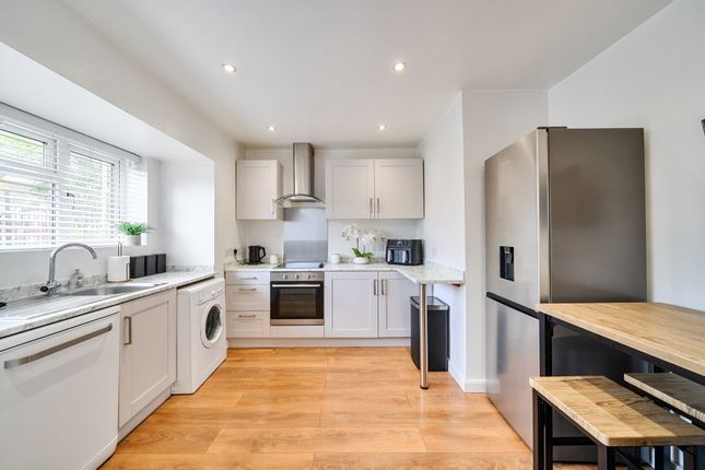 201, Lynhurst Crescent, Uxbridge photo 3