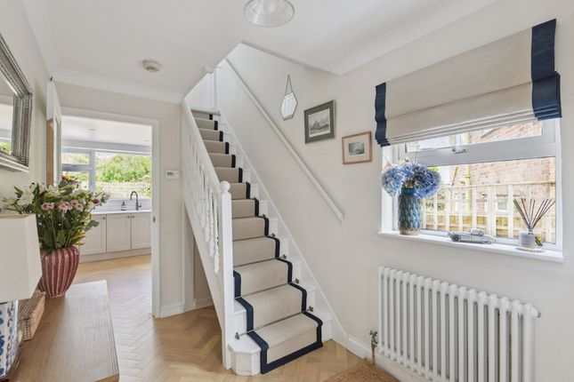 Ash Tree Close, Haslemere photo 2