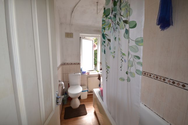 25, Powell Gardens, Dagenham photo 5