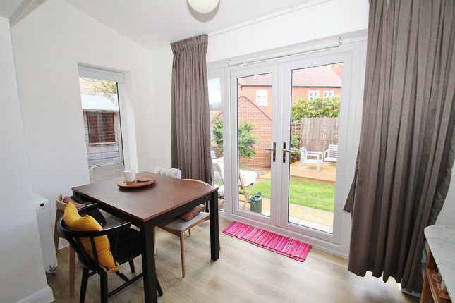 33, Kestrel Crescent, Witney photo 3