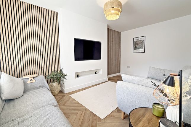 16, Highfields, Tonyrefail photo 4