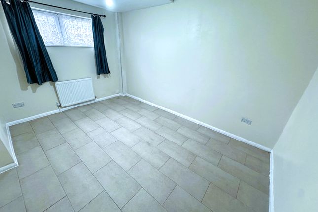 Peartree Close, South Ockendon photo 3