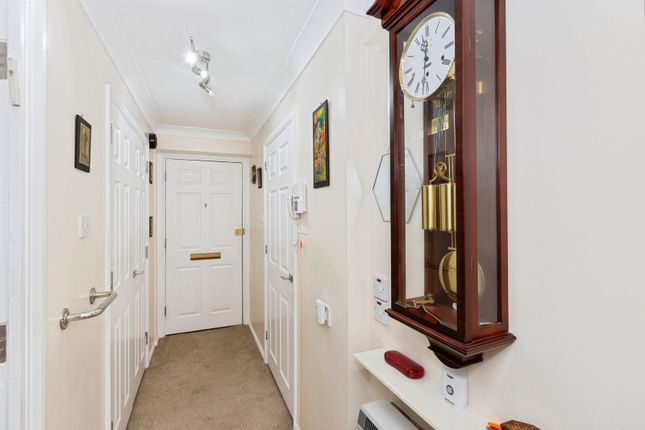 40, Limewood Court, Ilford photo 3