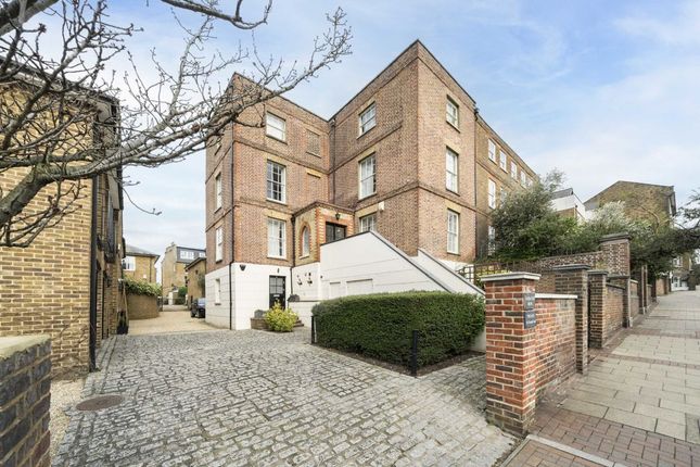 Flat for sale in Lancaster Mews, London