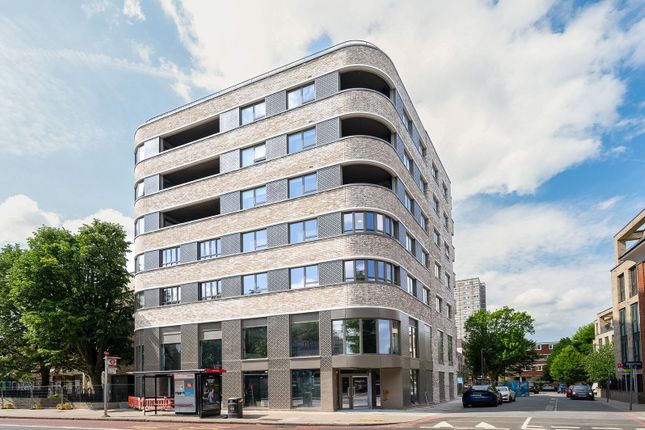 1-bed flat on Hyde Apartments, Battersea, £585,000