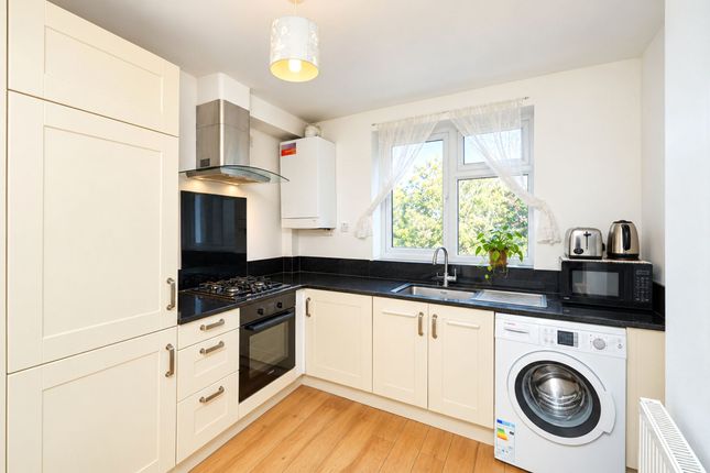 Flat 3, 6 Gruneisen Road, London photo 2