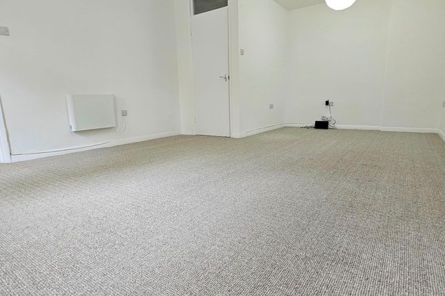 4 Farrer Court, Twickenham photo 3