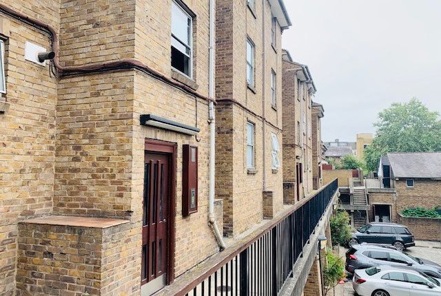 Flat for sale in Wapping, London