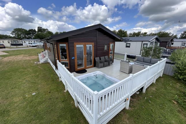 Mobile/park home for sale in Gibson Approach, Tatterhshall Lakes, Sleaford Road, Tattershall, Lincoln