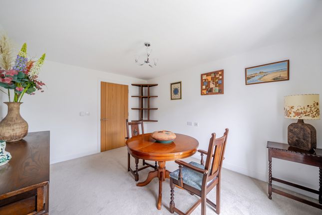 32, Edward House, Pegs Lane, Hertford photo 3