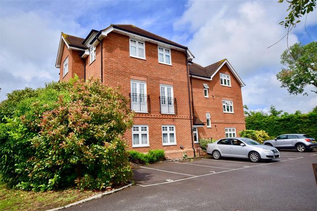 Thumbnail Flat to rent in Clements Mead, Leatherhead, Surrey