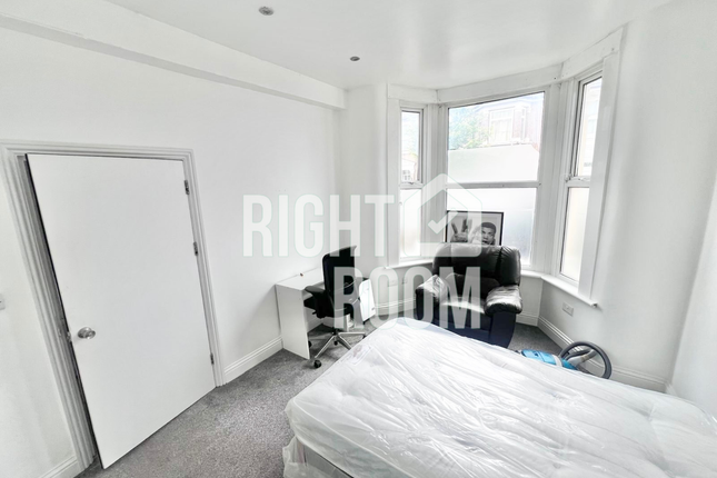 Room 5, 135 Grosvenor Road, London photo 3