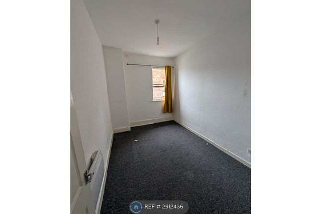 Flat, Irving St, Southport photo 3