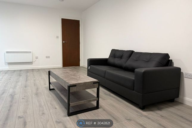 Flat, A Hanworth Road, Hounslow photo 3