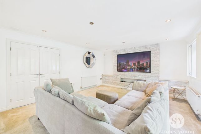 21 Dickens Court, Blackburn photo 2
