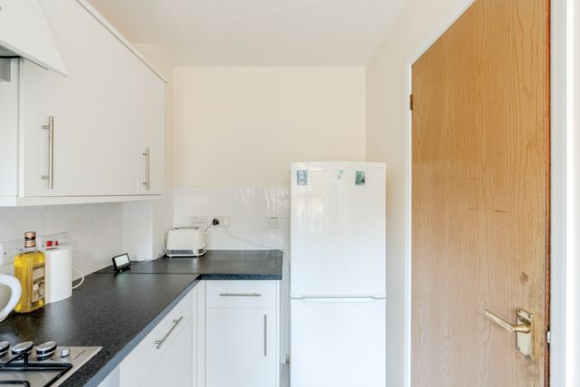 8 Swallows Court, Bristol photo 4