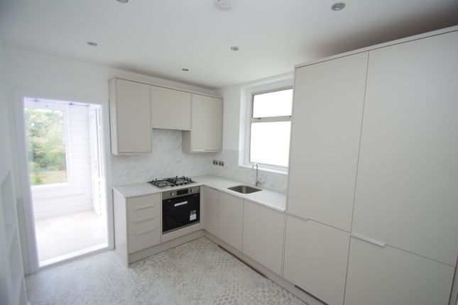 Lyndhurst Gardens, Pinner photo 3