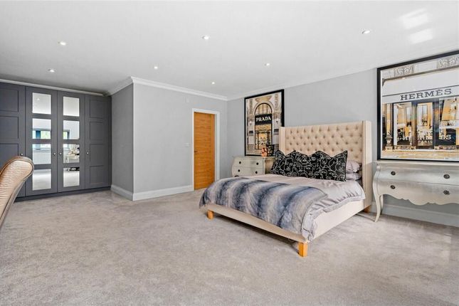 Flat for sale in Southbank, London