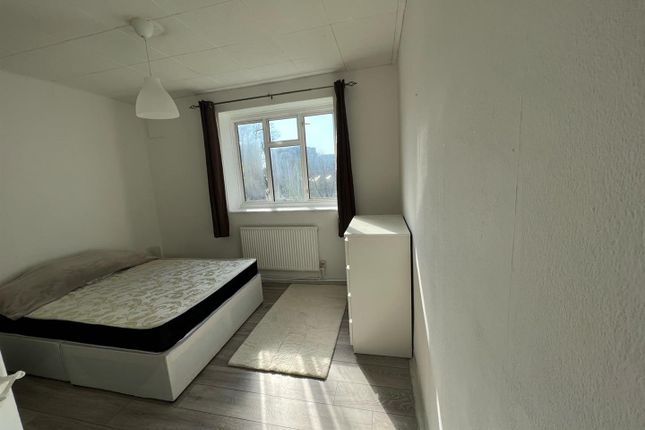 Flat 14, Cheshunt House, Mortimer Crescent, London photo 4