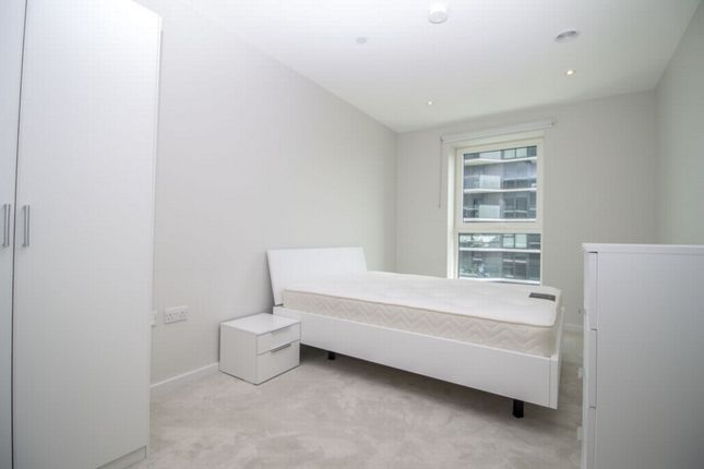 Flat to rent in Cassia Point, Glasshouse Gardens, Stratford