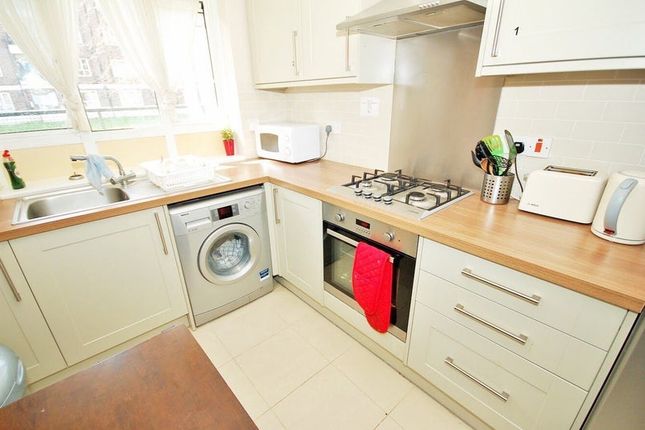 15 Bentinck House, White City Estate, London photo 4