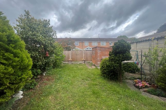19, Robin Way, Staines photo 3