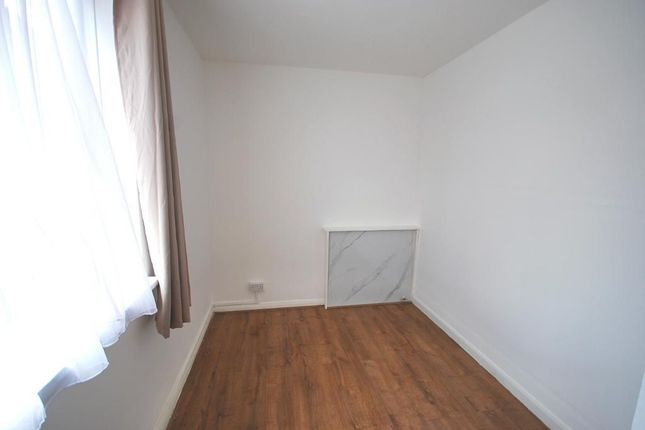 3 WOOLWORTH FLATS, WEMBLEY photo 5