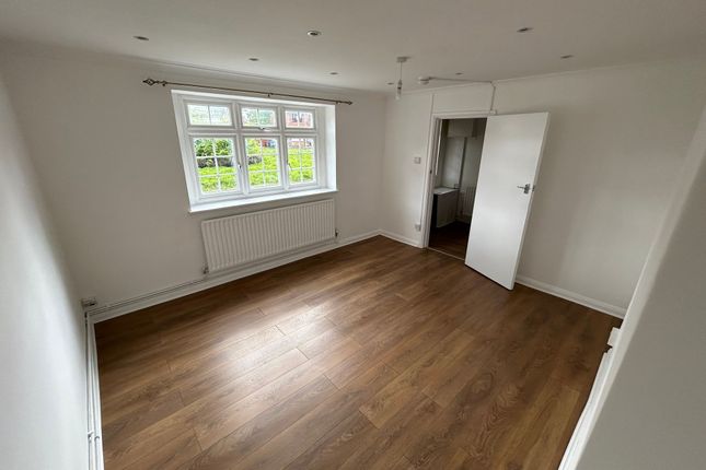 3-bed house on 4 Home Gardens, Dagenham, £2,095/mo