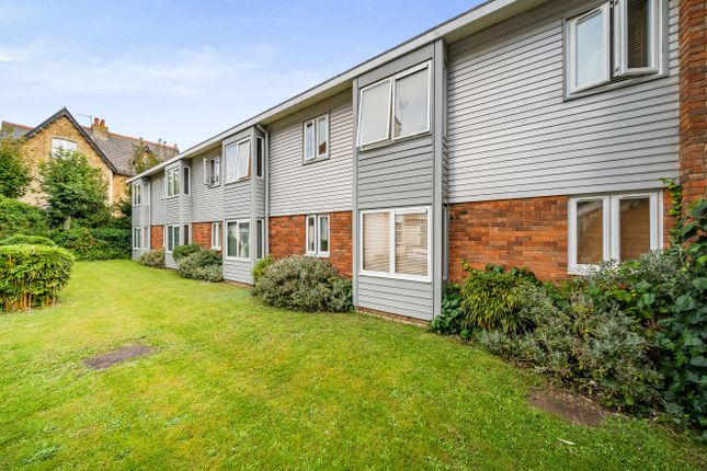 Flat for sale in Guildford, Surrey