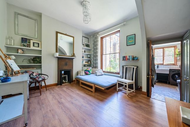 Thumbnail Flat to rent in Chesterton Road, London