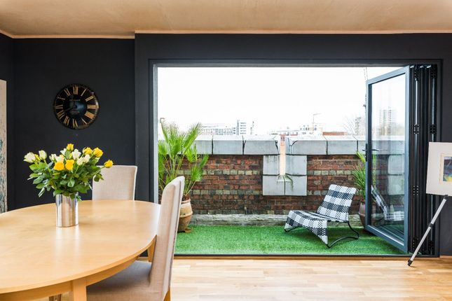 Flat 405, Mission Building, London photo 3