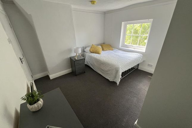 A Neat And Well-Maintained Double Bedroom Featurin...
