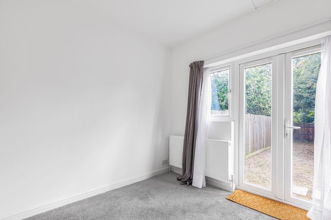 Flat for sale in Sandford Avenue, Wood Green, London