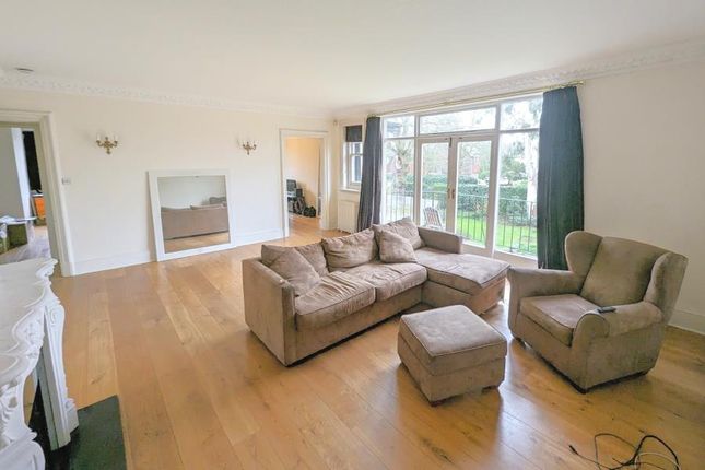 Flat to rent in Weybridge, Surrey
