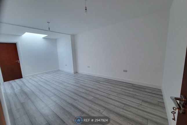 Flat, Larkfield Avenue, Harrow photo 3