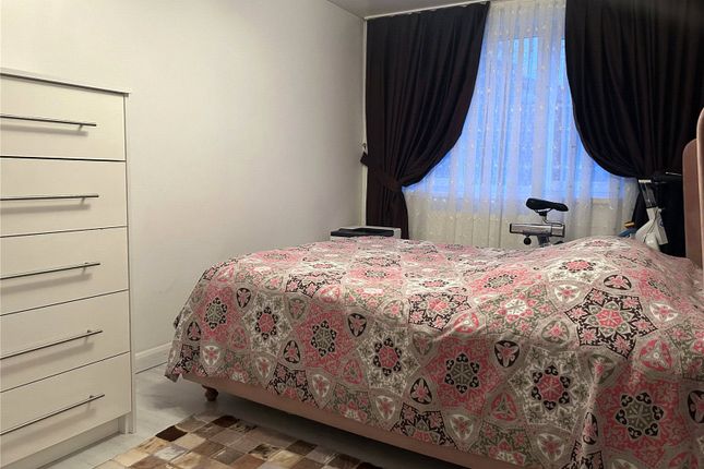 25, Oakmoor Way, Chigwell photo 5