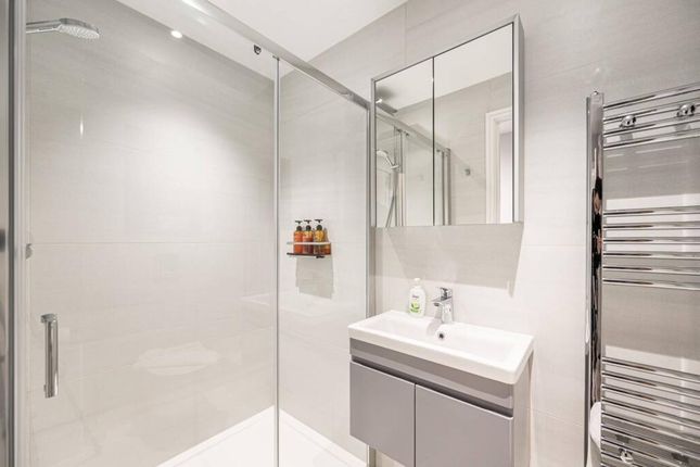 Flat 2 Holocene Court 63, The Hyde, London photo 4
