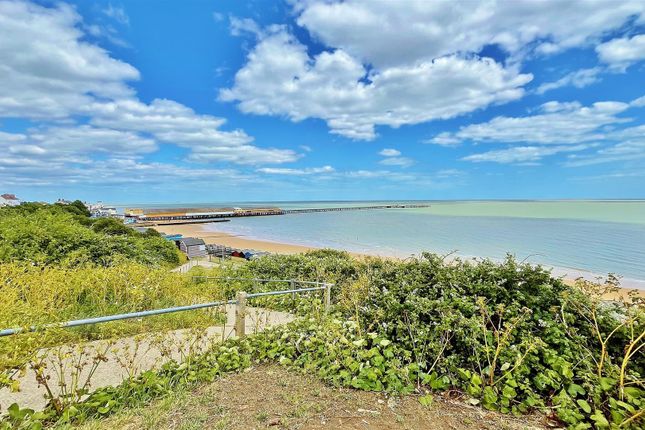 99C, Southcliff, Walton-on-the-Naze photo 3