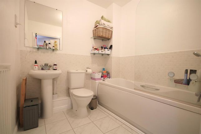 Flat for sale in Parsons Road, Langley, Slough