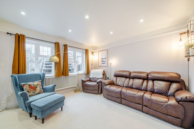 18, Arbrook Lane, Esher photo 3