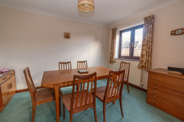 4, Granary Close, Briston photo 3