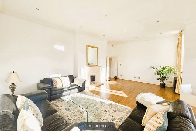 Flat, Devonshire House Brandesbury Square, Woodford Green photo 3