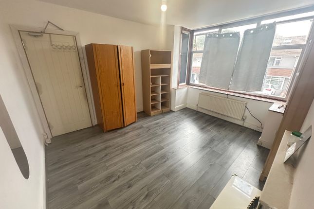 39 Pomfret Avenue, Luton, Bedfordshire photo 2