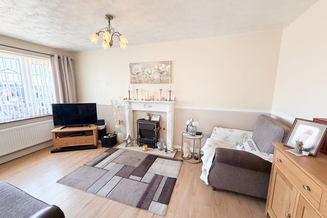 30, Byatts Grove, Stoke-on-Trent photo 3