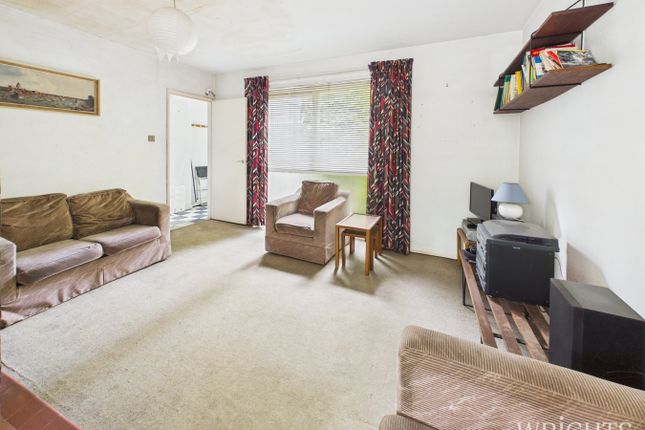 15, Raven Court, Hatfield photo 2