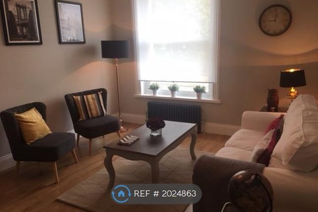 Flat to rent in Invermene House, Epsom