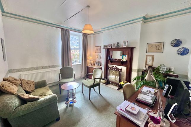 Town house for sale in St. James Terrace, Buxton